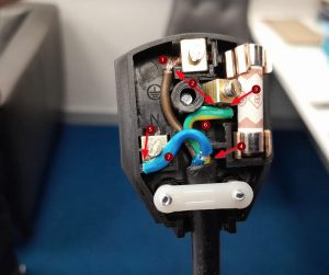 Dave Bradbury points out the errors in a BS 1363 Plug wiring.